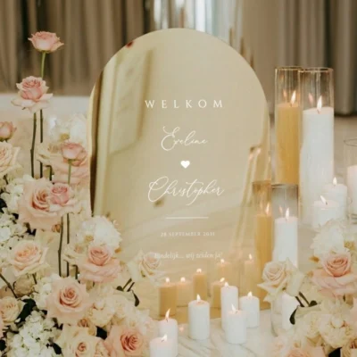 Arch welkomstbord Love Heart gold mirror tussen rozen en kaarsen op trouwtafel