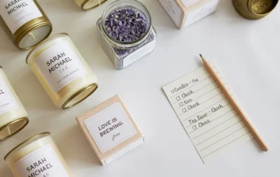 Gepersonaliseerde bedankjes uitgestald naast een checklist als voorbereiding voor het bestellen