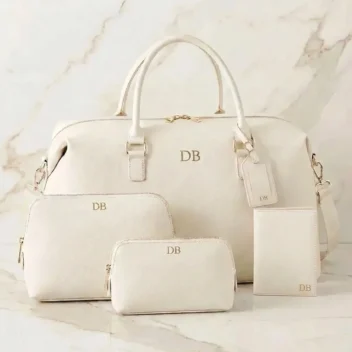 Gepersonaliseerde 5-delige reisset oesterwit met gouden initialen gravure voor bruid