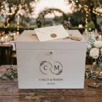 Houten enveloppendoos met infinity monogram gegraveerd met initialen namen en trouwdatum op buitenbruiloft