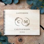 Houten gastenboek Eternal Love met infinity monogram gegraveerd met initialen namen en trouwdatum