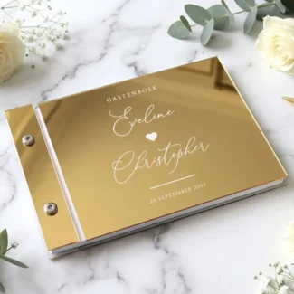 Gastenboek gold mirror acryl Love Heart gepersonaliseerd met namen in handschrift en datum op marmeren ondergrond