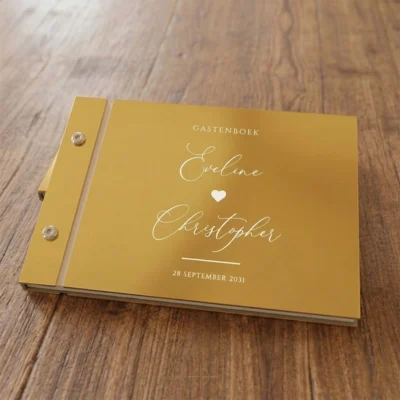 Gepersonaliseerd gastenboek Love Heart gold mirror acryl op houten ondergrond met namen en datum in wit
