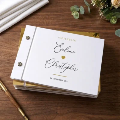 Gepersonaliseerd gastenboek Love Heart wit acryl op houten tafel met namen en datum in goud