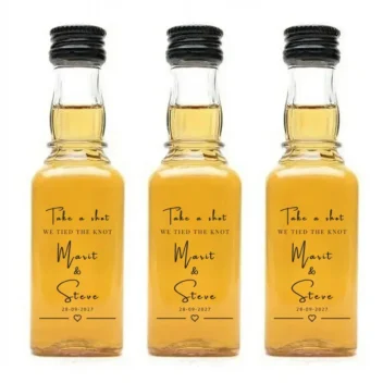 Gepersonaliseerde mini shotflesjes met romantisch script design als bruiloft bedankje — Take a Shot We Tied the Knot met namen en trouwdatum