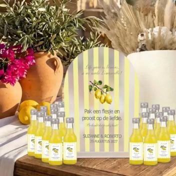 Totaalpakket van 50ml limoncello bedankjes met geel streepdesign en bijpassend gepersonaliseerd frosted acryl bordje