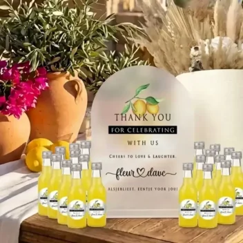 Presentatie van limoncello huwelijksbedankjes met bijpassend gepersonaliseerd frosted acryl tafelbordje