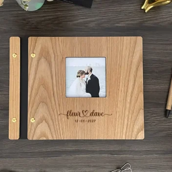 Luxe houten gastenboek in essenhout met een haarscherpe UV-laser gravure in romantisch script en een verdiept fotovenster.
