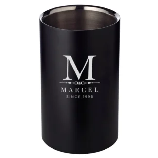 Matzwarte wijnkoeler gepersonaliseerd met monogram M, naam Marcel en Since 1996 - horecagrade RVS met lasergravure