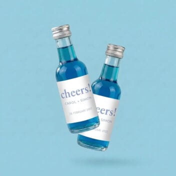 Mini flesje bedankje bruiloft Cheers blauw etiket met namen en datum zwevend