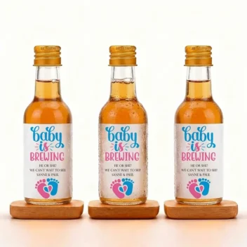 Mini flesje bedankje gender reveal Baby is Brewing wit etiket met namen set van drie