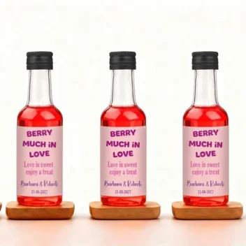 Mini flesje bedankje bruiloft Berry Much in Love roze etiket met namen en datum set van drie