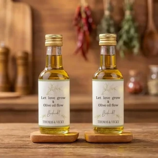 Olijfolie bedankje Let Love Grow Olive Oil Flow op houten onderzetters rustieke achtergrond