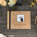 Houten receptieboek bruiloft met fotokader en gegraveerde namen in kapitalen
