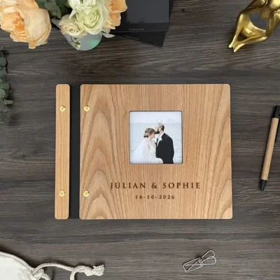 Houten receptieboek bruiloft met fotokader en gegraveerde namen in kapitalen