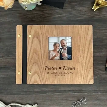 Luxe jubileumboek van licht essenhout met een foto van het paar en drie regels vrije tekst: Pieter & Karin, 25 jaar getrouwd en de jaartallen.