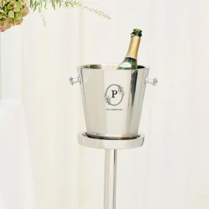 Detail van gepersonaliseerde gravure op een hoogglans RVS wijnkoeler met olijfkrans monogram.
