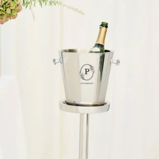 Detail van gepersonaliseerde gravure op een hoogglans RVS wijnkoeler met olijfkrans monogram.