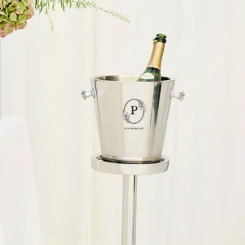 Detail van gepersonaliseerde gravure op een hoogglans RVS wijnkoeler met olijfkrans monogram.