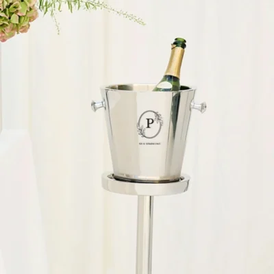 Detail van gepersonaliseerde gravure op een hoogglans RVS wijnkoeler met olijfkrans monogram.