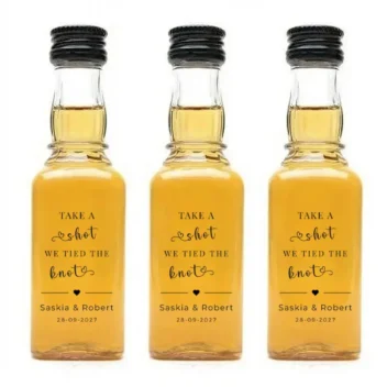 Vierkant shotflesje bedankje bruiloft Take a Shot We Tied the Knot met namen en datum