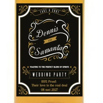 Close-up van het gepersonaliseerde Vintage Distillery label voor whisky bedankjes met namen en trouwdatum