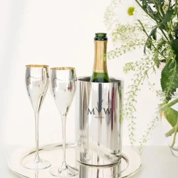 Zilveren wijnkoeler gepersonaliseerd initialen en since voor bruidspaar, met twee champagneglazen