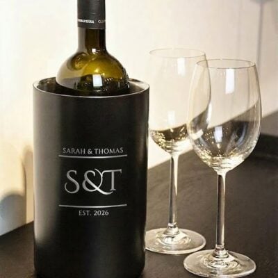 Modern matzwarte wijnkoeler met Pure Minimal design en gegraveerde namen van het bruidspaar