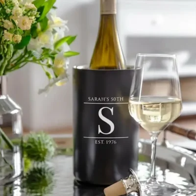 Modern matzwarte wijnkoeler met Sarah 50 jaar gravure en eigen naam op een gedekte tafel