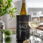 Matte zwarte wijnkoeler gepersonaliseerd met monogram, namen en trouwjaar voor bruidspaar