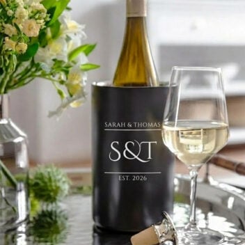 Matte zwarte wijnkoeler gepersonaliseerd met monogram, namen en trouwjaar voor bruidspaar