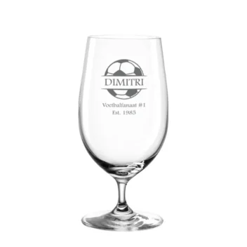 Gepersonaliseerd bierglas op voet met voetbal gravering, eigen naam en twee regels vrije tekst naar keuze.