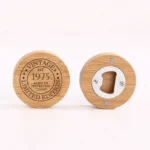 Bamboe bieropener koelkastmagneet met vintage gravure en aanpasbaar jaartal