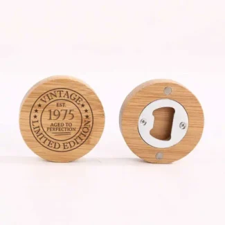 Bamboe bieropener koelkastmagneet met vintage gravure en aanpasbaar jaartal