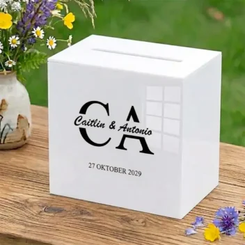 Enveloppendoos acryl bold monogram wit met zwarte bedrukking gepersonaliseerd met grote initialen namen en datum