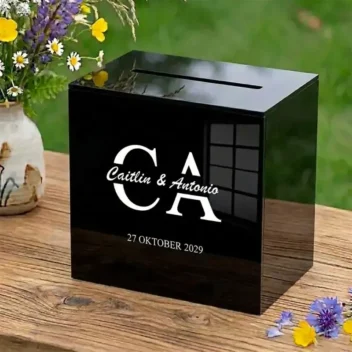 Enveloppendoos acryl bold monogram zwart met witte bedrukking gepersonaliseerd met grote initialen namen en datum