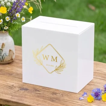 Enveloppendoos acryl diamant monogram wit met gouden bedrukking gepersonaliseerd met initialen namen en datum bruiloft