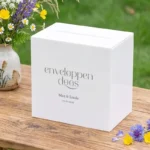 Enveloppendoos acryl wit met script design en namen in antraciet