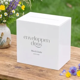 Enveloppendoos acryl wit met script design en namen in antraciet