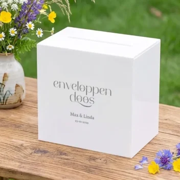 Enveloppendoos acryl wit met script design en namen in antraciet