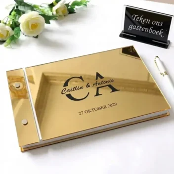Gastenboek gold mirror acryl bold monogram gepersonaliseerd met grote overlappende initialen namen en datum in zwart
