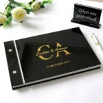Gastenboek mirror acryl bold monogram gepersonaliseerd met grote overlappende initialen namen en datum bruiloft