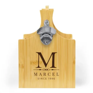 Detailopname van een gepersonaliseerde gravering met naam en jaartal op een houten bierkratje van bamboe