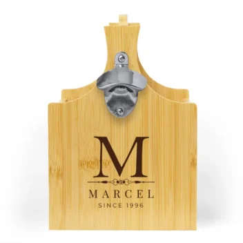 Detailopname van een gepersonaliseerde gravering met naam en jaartal op een houten bierkratje van bamboe