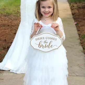 Here comes the bride bordje met bloemenmeisje wit met gouden tekst