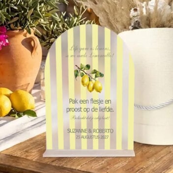 Limoncello tafelbordje transparant acryl geel streep design gecombineerd met limoncello bedankjes flesjes bruiloft