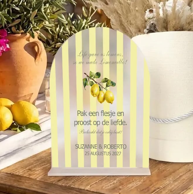 Limoncello Tafelbordje Transparant Acryl met Flesjes Limoncello tafelbordje transparant acryl geel streep design gecombineerd met limoncello bedankjes flesjes bruiloft