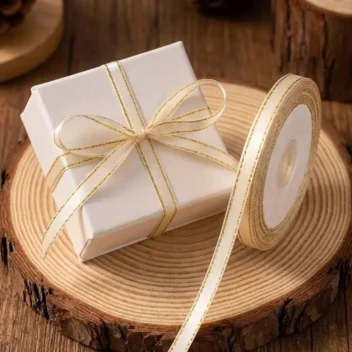 Luxe crème lint van 1 cm breed met een verfijnde gouden rand voor een volle strik om cadeaudoosjes.