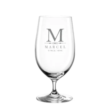 Luxe speciaalbier glas op voet met een gepersonaliseerde gravure van de naam Marcel op een witte achtergrond