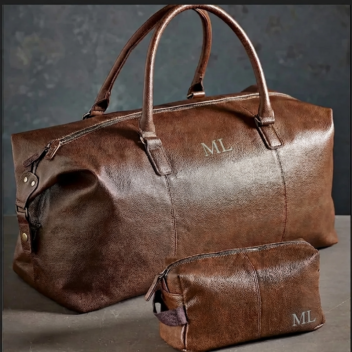 Luxe weekendset bruine imitatieleren reistas en toilettas met lasergravure initialen cadeau voor hem